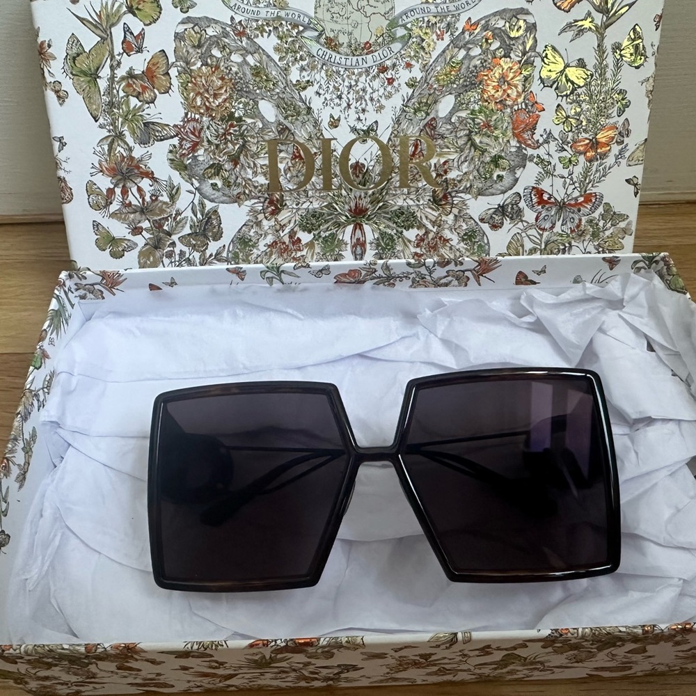 30Montaigne SU
Brown tortoiseshell-effect
Oversized square sunglasses